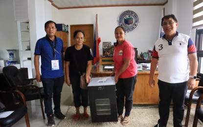 <p><strong>GRANT.</strong> Members of the Kabulig Farmers Association in Santol town, La Union pose with the electric dehydrator from the Department of Science and Technology Ilocos regional office. The equipment is expected to boost their production by 20 percent. <em>(Photo courtesy of DOST Ilocos Region)</em></p>