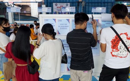 <p><strong>HUNTERS.</strong> Employment-seekers try their luck at the Manila Public Employment Service Office’s job fair in Tondo on Aug. 4, 2022. Senator Sonny Angara has urged the government to create more high-paying jobs for employees in the 15 to 30 age bracket which he said are mostly underemployed and the lowest-paid in the country. <em>(PNA photo by Ben Briones)</em></p>
