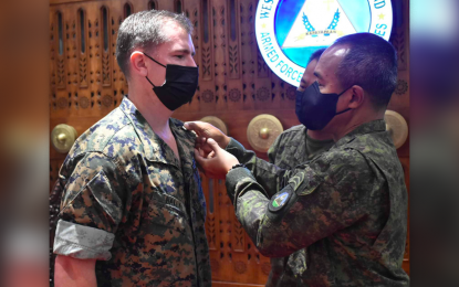 <p><strong>NEWLY PROMOTED.</strong> Lt. Gen. Alfredo Rosario Jr., commander of the Western Mindanao Command (Westmincom) (right), pins a rank insignia Wednesday (August 3, 2022) on Lt. Col. Paul Bailey, head of the US Special Operations Task Force 511.2 based in Zamboanga City. The US troops had been providing training and technical assistance to Filipino troops in the fight against terrorism in Mindanao. <em>(Photo courtesy of Westmincom)</em></p>