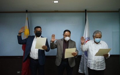 <p><strong>TAKING OATH.</strong> The oath-taking (from left to right) of Acting Member of the Philippine National Railways (PNR) Board of Directors Henry Uri  and PNR Acting General Manager Jeremy Regino, led by Transportation Secretary Jaime Bautista on Thursday (Aug. 4, 2022). Aside from these two PNR officials, President Ferdinand "Bongbong" Marcos also appointed lawyer Hernando Cabrera as the Light Rail Transit Authority's new administrator. <em>(Photo courtesy of DOTr)</em></p>