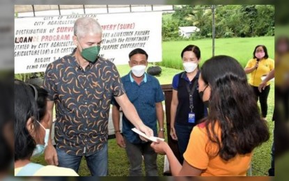 <p><strong>NON-COLLATERALIZED LOAN</strong>. Negros Occidental Governor Eugenio Jose Lacson turns over a check to a Typhoon Odette-affected recipient of the Department of Agriculture's Survival and Recovery Loan Assistance in Kabankalan City on Thursday (August 4, 2022). The PHP10,000 non-collateralized loan is extended to each qualified household at a zero-percent interest rate payable in three years. <em>(Photo courtesy of PIO Negros Occidental)</em></p>