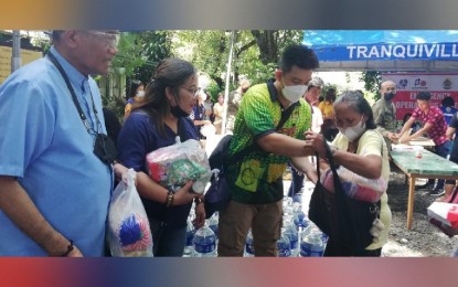 <p><strong>DONATIONS</strong>. Families in Bangued, Abra affected by the July 27 earthquake receive relief packs donated by the National Intelligence Coordinating Agency on Saturday (August 6, 2022). The donated items included food, water, water-proof tarpaulin, blankets, and food packs that were coursed through Bishop Leopoldo Jaucian of the Diocese of Abra. <em>(PNA photo by Liza T. Agoot)</em></p>