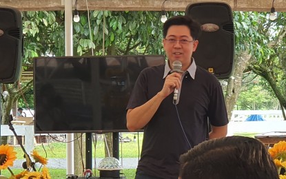 <p><strong>BAR-READY.</strong> Associate Justice John Lee of the Court of Appeals gives advice to law graduates of Liceo de Cagayan University during a sendoff ceremony for Bar Examination reviewers at the Manolo Fortich, Bukidnon campus on Saturday (Aug. 6, 2022). Lee said they must be prepared physically, mentally and spiritually. <em>(PNA photo by Nef Luczon)</em></p>