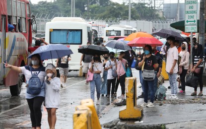 <p>Commuters waiting for a ride.<em> (File photo)</em></p>