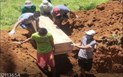 <p><strong>FALLEN NPA LEADER.</strong> Men carry the casket of a New People's Army regional commander killed in a clash in San Jose de Buan, Samar in this Aug. 2, 2022 photo. The Philippine Army on Monday (Aug. 8, 2022) said the recent deaths of a commanding officer of the New People’s Army in Eastern Visayas and his staff in clash with government forces in Samar is a big loss to the communist terrorist group in the region. <em>(Photo courtesy of Philippine Army 87th Infantry Battalion)</em></p>