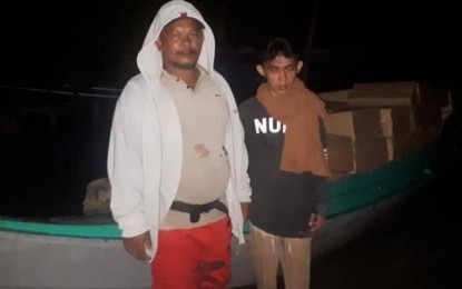 <p><strong>ANTI-SMUGGLING.</strong> Police and Bureau of Customs personnel arrest two persons and seize more than PHP1 million worth of smuggled cigarettes Tuesday (Aug. 9, 2022) off Zamboanga City. The suspects and the contraband were turned over to the BOC for proper disposition. <em>(Photo courtesy of APC-WM)</em></p>
