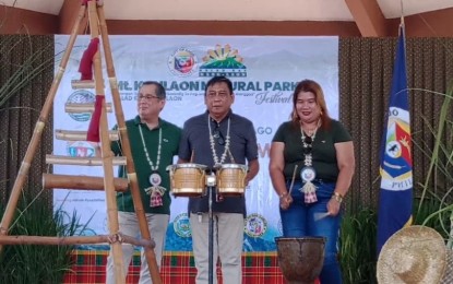 <p><strong>KANLAON FESTIVAL</strong>. Bago City Mayor Nicholas Yulo (left), La Castellana Mayor Rhumyla Nicor-Mangilimutan (right) and Protected Area Superintendent Denis Pinosa lead the symbolic "patik" (tapping) to formally open the Mt. Kanlaon Natural Park Festival in Bago’s Bantayan Park on Tuesday (Aug. 9, 2022). This year’s MKNP Festival marks the 21st year of the Republic Act 9154, otherwise known as MKNP Act, which was signed into law on Aug. 11, 2001. <em>(PNA photo by Nanette L. Guadalquiver)</em></p>