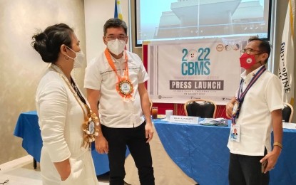 <p><strong>MONITORING SYSTEM</strong>. Department of the Interior and Local Government 8 (Eastern Visayas) Director Arnaldo Escober (center) talks to Philippine Statistics Authority 8 Director Wilma Perante (left) and Department of Information and Communications Technology 8 Director Felix Tabanao during the press launch of the community-based monitoring system in Tacloban City on Monday (Aug. 8, 2022). The system covers 90 towns and cities in the region. <em>(PNA photo by Sarwell Meniano)</em></p>