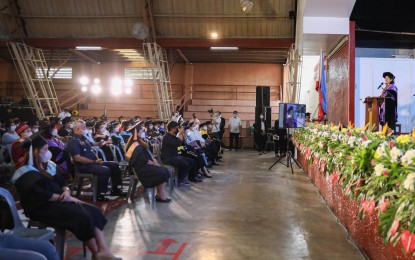 <p><strong>MAKE PH A BETTER PLACE.</strong> First Lady Louise "Liza" Araneta-Marcos delivers a keynote speech during the University of Batangas’ commencement exercises on Aug. 8, 2022. She encouraged the graduates to help make the Philippines a “better place to live in.” <em>(Photo from First Lady Liza Araneta-Marcos' official Facebook page)</em></p>