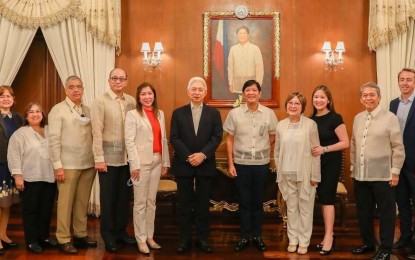 <p><strong>AFFORDABLE FERTILIZERS.</strong> President Ferdinand Marcos Jr. poses with officials of the Department of Trade and Industry after their recent meeting at Malacañan Palace in Manila. In a Facebook post, the Office of the President said Marcos wants the DTI to make sure that cheaper fertilizers would be made available for farmers. <em>(Photo courtesy of the Office of the President)</em></p>
