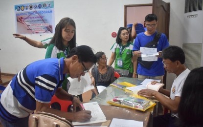 <p><strong>FREE PATENT</strong>. The Provincial Assessor's Office and the Community Environment and Natural Resources assist residents in Laoag City in claiming their free patents in this undated photo. This year, the local government has resumed accepting applications for free patents to resolve issues on land ownership in the province. <em>(Contributed)</em></p>