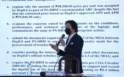 <p><strong>PROPER DOCUMENTATION</strong>. Education spokesperson Michael Poa shows the public the recommendations from the Commission on Audit concerning the procurement of laptops for distance learning, in a press briefing on Wednesday (Aug. 10, 2022). He said they are closely coordinating with the Procurement Service of the Department of Budget and Management to secure proper documentation on the purchase. <em>(PNA photo by Joseph Razon)</em></p>