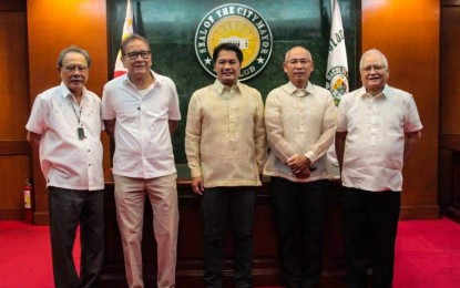 <p><strong>INDUSTRY STAKEHOLDERS</strong>. Sugar Regulatory Administration board member Aurelio Gerardo Valderrama Jr. (2nd from right) with Bacolod City Mayor Alfredo Abelardo Benitez (center) and Confederation of Sugar Producers Association Inc. executives Jose Ma. Montinola, Bernard Trebol, and Francis de la Rama at the Bacolod Government Center on August 6, 2022. On that day, Benitez administered the oath of Valderrama, who was appointed by President Ferdinand Marcos Jr. as the planters’ representative to the SRA Board. <em>(Photo courtesy of Archie Rey Alipalo)</em></p>