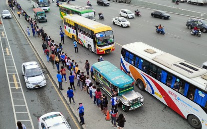 <p><strong>PUBLIC TRANSPORT.</strong> Commuters wait to board public utility vehicles along Commonwealth Avenue, Quezon City on Aug. 11, 2022. The Land Transportation Franchising and Regulatory Board has announced a fare increase for traditional and modern jeepneys, buses, taxis, and transport network vehicle services effective October 4. <em>(PNA photo by Alfred Frias)</em></p>