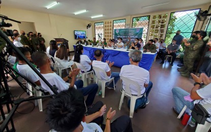 <p><strong>DIALOGUE</strong>. Former communist rebels at the halfway house in Barangay Mahayag, Davao City, get the opportunity to engage in a dialogue National Security Adviser Clarita Carlos, Department of National Defense officer-in-charge Undersecretary Jose Faustino Jr., and National Task Force to End Local Communist Armed Conflict officials on Thursday (August 11, 2022). The former NPA cadres called for the continuation of the NTF-ELCAC.<em> (PNA photo by Che Palicte)</em></p>