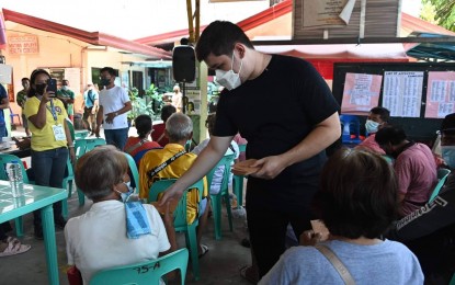 <p><strong>FINANCIAL AID. </strong>Rodrigo 'Rigo' Duterte II, representing the office of 1st District Rep. Paolo Duterte, hands over the financial assistance to the senior citizens in Barangay Matina Aplaya, Davao City, Thursday afternoon (August 11, 2022). The office also facilitated free check-ups and medical assistance for the elderly.<em> (Photo courtesy of 1st District Rep. Paolo 'Pulong' Duterte's office)</em></p>