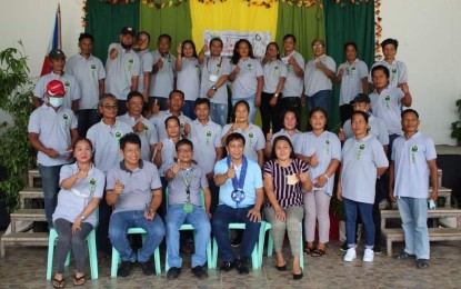 <p><strong>FARMER ENTREPRENEURS</strong>. Farmer recipients of a farm business school give a thumbs up after graduating from the program on Friday (Aug 12, 2022). The FBS is one of the programs of the Department of Agrarian Reform to help empower rural communities and uplift their living conditions. <em>(Photo courtesy of DAR Ilocos Norte)</em></p>