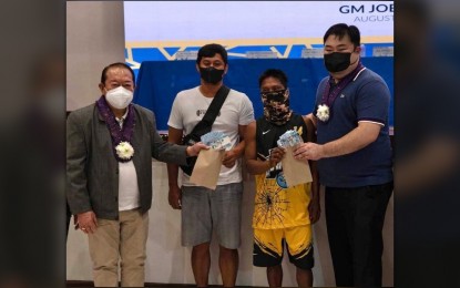 <p><strong>SHELTER AID</strong>. Earthquake victims with partially and totally damaged houses in Vigan City, Ilocos Sur receive cash aid from the government on Thursday (Aug. 11, 2022). The ceremonial distribution was led by Ilocos Sur Gov. Jeremias Singson (left) and NHA General Manager Joeben Tai (right). <em>(Photo courtesy of National Housing Authority)</em></p>