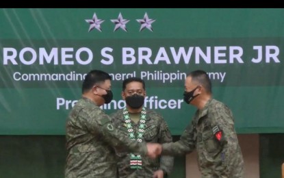 <p><strong>NEW COMMANDER.</strong> Lt. Gen. Romeo Brawner Jr., Philippine Army commander (center), installs on Thursday afternoon (Aug. 11, 2022) Brig. Gen. Antonio Nafarrete (right) as the new commander of the Army's 1st Infantry Division (ID). Nafarrete replaced Brig. Gen. Jose Randolph Sino Cruz, who served as 1ID acting division commander since July 9.<em> (Screengrab from 1ID Facebook account)</em></p>