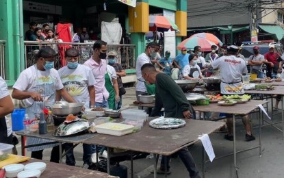 <p><strong>PRIZED DELICACY</strong>. Tuguegarao City residents participate in the pancit batil-patong cooking and eating contests on Sunday (Aug. 14, 2022). The events were held during the pancit festival as part of the 15-day Pavvurulun Afi Festival in the city. <em>(Photo by Villamor Visaya Jr.)</em></p>