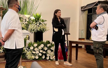 <p><strong>SPORTS HERO.</strong> Stephanie Mercado-Koenigswarter (center), daughter of the late sports great Lydia de Vega, talks to Philippine Olympic Committee president Abraham Tolentino at Heritage Park in Taguig City on Saturday (Aug 13, 2022). Tolentino said De Vega will have a place in the soon-to-rise POC Museum at New Clark City in Capas, Tarlac. <em>(Contributed photo)</em></p>