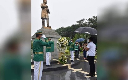 <p><strong>FOUNDATION DAY.</strong> Governor Daniel R. Fernando leads a wreath-laying activity at the monument of Marcelo H. Del Pilar in front of the Provincial Capitol Building in Malolos City, Bulacan on Monday (Aug. 15, 2022). This is in line with the celebration of the province's 444th Foundation Day. <em> (Photo by Manny Balbin)</em></p>