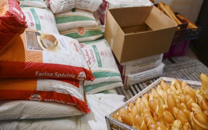 <p>File photo, taken on July 27, 2022, shows sacks of flour and bread at a bakery in Tunis, Tunisia. <em>(Kyodo)</em></p>