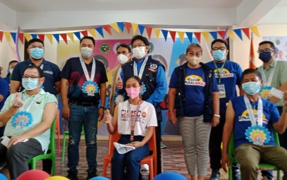 <p><strong>BOOSTED VAX DRIVE</strong>. Department of Health-Western Visayas Regional Director Adriano Suba-an (standing, center) and Bacolod City Lone District Representative Greg Gasataya (2nd from left) lead the launching of the DOH Covid-19 nationwide booster vaccination campaign dubbed “PinasLakas” at the Carlos Hilado Memorial State University Alijis campus in Bacolod City on Thursday (Aug. 18, 2022). The target is to administer booster shots to 50 percent of its general population and vaccinate 90 percent of senior citizens in the city by Oct. 8. <em>(PNA photo by Nanette L. Guadalquiver)</em></p>
