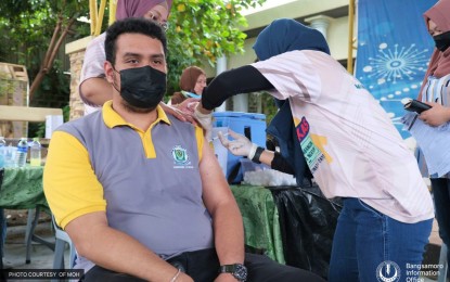<p><strong>BOOSTER SHOT.</strong> An employee of the Bangsamoro Autonomous Region in Muslim Mindanao gets his booster shot inside the regional government center in Cotabato City on Thursday (Aug. 18, 2022), as the Ministry of Health (MOH-BARMM) begins the “PinasLakas” booster campaign against Covid-19 in the region. At least 1.6 million individuals out of the MOH-BARMM’s eligible target of 3.4 million are fully vaccinated in the area. <em>(Photo courtesy of MOH-BARMM)</em></p>