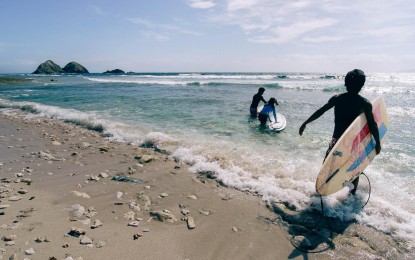 <p><strong>SURFING HUB</strong>. Surfers get ready to ride the waves in Barangay Balaoi, Pagudpud, Ilocos Norte in this undated photo. A national surfing event will be held to promote Pagudpud as a surfing destination from Sept. 1 to 5, 2022. <em>(Photo courtesy of Alaric Yanos)</em></p>