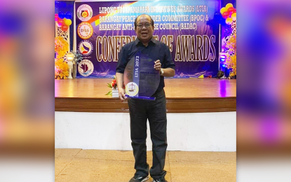 <p><strong>EFFECTIVE LUPON.</strong> Village chief Gilberto Enriquez of Doongan, Butuan City, receives the recognition conferred to the Lupong Tagapamayapa (Lupon) of the barangay as this year’s winner of the Incentives Awards given by the Department of the Interior and Local Government in a ceremony held in Butuan City on Thursday (Aug. 18, 2022). The barangay's Lupon garnered 99 percent efficiency and effectiveness in terms of resolving cases from 2019 to 2021. <em>(Photo contributed by Daisiree Enriquez-Makilan)</em></p>
