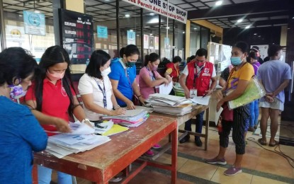 <p><strong>QUEUE FOR CASH.</strong> Department of Social Welfare and Development Region 6 staff distribute cash aid for indigent students at San Jose de Buenavista Municipal Hall Saturday (Aug. 20, 2022). Some came from as far as the northernmost town of Libertad and the southernmost town of Anini-y. <em>(PNA photo by Annabel Consuelo J. Petinglay)</em></p>