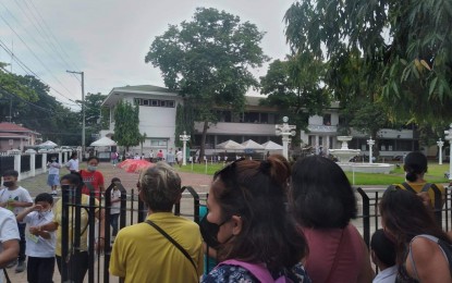 <p><strong>FIRST DAY OF SCHOOL</strong>. Parents and guardians mill around the perimeter of the City Central School in Dumaguete City during the first day of the resumption of face-to-face classes on Monday (Aug. 22, 2022). The Department of Education in the city reported an increase of about 3,000 learners this year compared to the population in 2019. <em>(PNA photo by Judy Flores Partlow)</em></p>