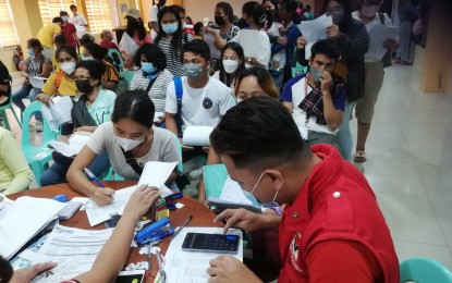 <p><strong>EDUCATIONAL ASSISTANCE</strong>. The Department of Social Welfare and Development (DSWD) in Region 6 releases educational assistance to 613 students amounting to PHP2.3 million at the San Jose de Buenavista municipal hall on Aug. 20, 2022. DSWD Regional Information Officer May Rago–Castillo, during a virtual press conference on Monday (Aug. 22), said their department is now coming up with an agreement with the Department of Interior and Local Government in order to prevent overcrowding of students and their parents in the succeeding release of educational assistance on Aug. 27 to Sept. 24. <em>(PNA file photo by Annabel Consuelo J. Petinglay) </em></p>