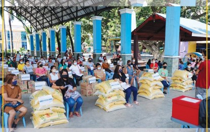 <p><strong>BIZ STARTER KITS</strong>. Some residents of San Quintin town, Pangasinan receive their business starter kit from the Department of Trade and Industry. The business starter kits are given under the department’s Livelihood Seeding Program. <em>(Photo courtesy of DTI Pangasinan)</em></p>
