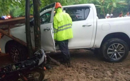 <p><strong>RAINY DAY MISHAP.</strong> A rescue worker speaks with the driver of a Toyota Hi-Lux that rammed a couple who took cover from the rain on a roadside shelter in Aleosan, North Cotabato on Monday afternoon (Aug. 22, 2022). The accident transpired amid a heavy downpour in the town. <em>(Photo courtesy of Patrick Sapal/Pikit National High School)</em></p>