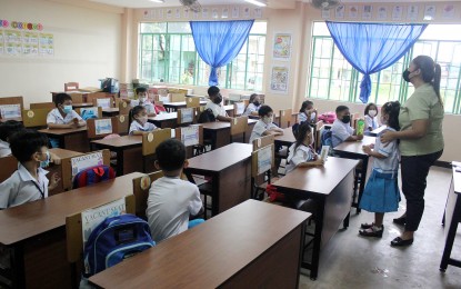 <p>Students of Dr. Jose P. Rizal Elementary School in Dasmariñas City, Cavite <em>(PNA photo by Gil Calinga)</em></p>