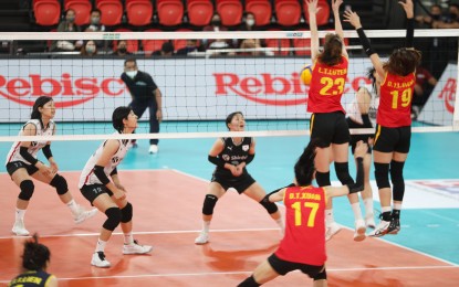 <p><strong>STILL UNDEFEATED</strong>. Vietnam shows defensive prowess to beat South Korea in three straight sets in the Asian Volleyball Confederation Cup at the PhilSports arena in Pasig City on Wednesday (Aug. 24, 2022). Vietnam remained undefeated in three games while South Korea absorbed its third straight loss. <em>(PNA photo by Jess Escaros)</em></p>