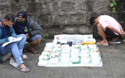 <p><strong>BUY-BUST.</strong> Members of the QCPD's Drug Enforcement Unit arrest suspect Rodgene Umali (right) in a buy-bust in Barangay San Antonio, Quezon City on Wednesday morning (Aug. 24, 2022). The suspect yielded about 25.5 kg. of suspected shabu with an estimated street value of PHP173.4 million.<em> (PNA photo by Robert Oswald P. Alfiler)</em></p>