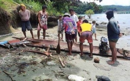 <p><strong>EVIDENCE</strong>. The wreckage of a boat found by a search team in Tarangnan, Samar on Tuesday (Aug. 23, 2022). The search team found floating human remains and debris of a wrecked motorboat off the coast of Tarangnan, Samar, near the site where a boat carrying suspected members of the New People’s Army exploded on August 22. <em>(Photo courtesy of Philippine Army)</em></p>