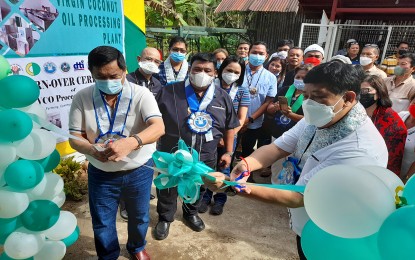 <p><strong>VCO PLANT.</strong> The newly-completed PHP17-million virgin coconut oil plant is turned over by Philippine Coconut Authority (PCA) administrator Benjamin Madrigal Jr. (right) on Wednesday (Aug. 24, 2022) in Barangay Libas of Jabonga town in Agusan del Norte Province. Madrigal is joined by Jabonga Mayor Napoleon Montero (left), PCA-13 Regional Manager Joel Oclarit, and Agusan del Norte Governor Ma. Angelica Rosedell Amante.<em> (PNA photo by Alexander Lopez)</em></p>