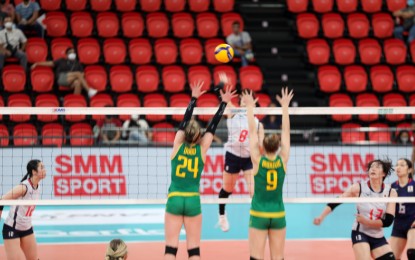 <p><strong>SWEEP.</strong> Australians Khiani Garton-Dodd (24) and Tessa Brown (9) try to prevent a Japanese player from scoring during their preliminary round match in the Asian Volleyball Confederation (AVC) Cup for Women at the Philsports in Pasig City on Thursday (Aug. 25, 2022). Japan swept all its three games in the elimination to top Pool B.<em> (PNA photo by Jess Escaros)</em></p>