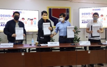 <p><strong>PARTNERSHIP.</strong> Department of Social Welfare and Development (DSWD) Secretary Erwin Tulfo (2nd from left) and Department of the Interior and Local Government (DILG) Secretary Benhur Abalos Jr. shake hands after signing the memorandum of agreement for the smooth distribution of education assistance on Wednesday (Aug. 24, 2022). Also in photo are DSWD Undersecretary Jerico Francis Javier (left) and DILG Undersecretary Lord Villanueva. <em>(PNA photo by Robert Oswald Alfiler) </em></p>