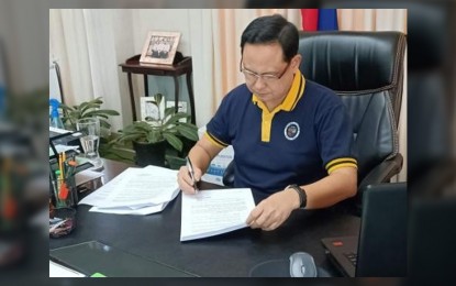 <p><strong>MEASURES</strong>. Iloilo Governor Arthur Defensor Jr. on Wednesday (Aug. 25, 2022) signs Executive Order number 374 putting in place measures against monkeypox. Iloilo province has recorded one case of monkeypox currently being isolated and treated in a hospital. <em>(Photo courtesy of Balita Halin sa Kapitolyo FB page)</em></p>
