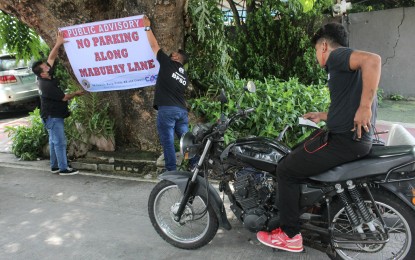 <p><strong>NO OBSTRUCTION.</strong> Barangay personnel put up a public advisory which reads "No Parking Along Mabuhay Lane" in Barangay Sacred Heart, Quezon City on Aug. 25, 2022. Mabuhay lanes are alternate routes for motorists. <em>(PNA photo by Robert Oswald P. Alfiler)</em></p>