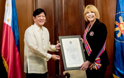 <p><strong>ORDER OF SIKATUNA</strong>. President Ferdinand Marcos Jr. confers the Order of Sikatuna with the rank of Datu (Grand Cross) on outgoing Turkish Ambassador to the Philippines Artemiz Sümer at Malacañan Palace's Music Room on Thursday (Aug. 25, 2022). Marcos thanked Sümer for her efforts to bolster Turkey's ties with the Philippines during her watch.<em> (Photo from PBBM’s Facebook page)</em></p>