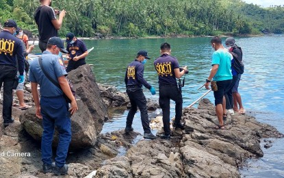 <p><strong>PROBE</strong>. A team from the Philippine National Police Scene Of the Crime Operatives arrive in Tarangnan, Samar to examine a headless body found near the explosion site on Aug. 25. The Philippine Army said two circumstances have reinforced their suspicion that retrieved human remains after the Samar Sea boat explosion are members of the New People’s Army, a top official said on Wednesday (Aug. 31, 2022). <em>(Photo from DJ Rene Castino FB page)</em></p>