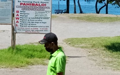 <p><strong>HEALTH HAZARD.</strong> A watchman of Barangay Dadiangas South in General Santos City surveys the surroundings of the public Queen Tuna Beach on Friday (Aug. 26, 2022) after its shorelines have been found to contain a high level of fecal coliform. The Environmental Management Bureau in Soccsksargen has advised the city government to prohibit swimming, fishing, or any activity in the area as it poses risk to human health. <em>(Photo by Guia Rebollido)</em></p>