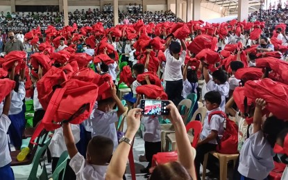 <p><strong>WARM WELCOME</strong>. Vice President Sara Z. Duterte talks to 500 learners and their parents during the distribution of school supplies and relief packs at Jordan gymnasium on Thursday (Aug. 25, 2022). In her message, she thanked Guimarasnons for their support to the present administration and former President Rodrigo Duterte. <em>(PNA photo by Perla Lena)</em></p>