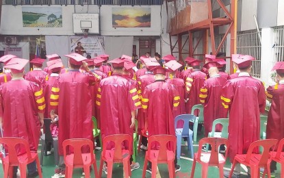 <p><strong>GRADUATES</strong>. Thirty inmates of the Baguio City Jail received their certificates of completion of elementary and junior high school education during a graduation ceremony at the jail facility on Friday (Aug. 26, 2022). Three of them completed elementary while 27 finished junior high school. <em>(PNA photo from BCJMD)</em></p>